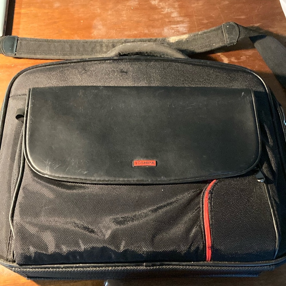 Toshiba full-size laptop bag with straps